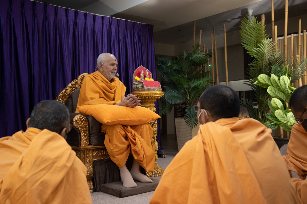 Swamishri during a question-answer session with sadhus