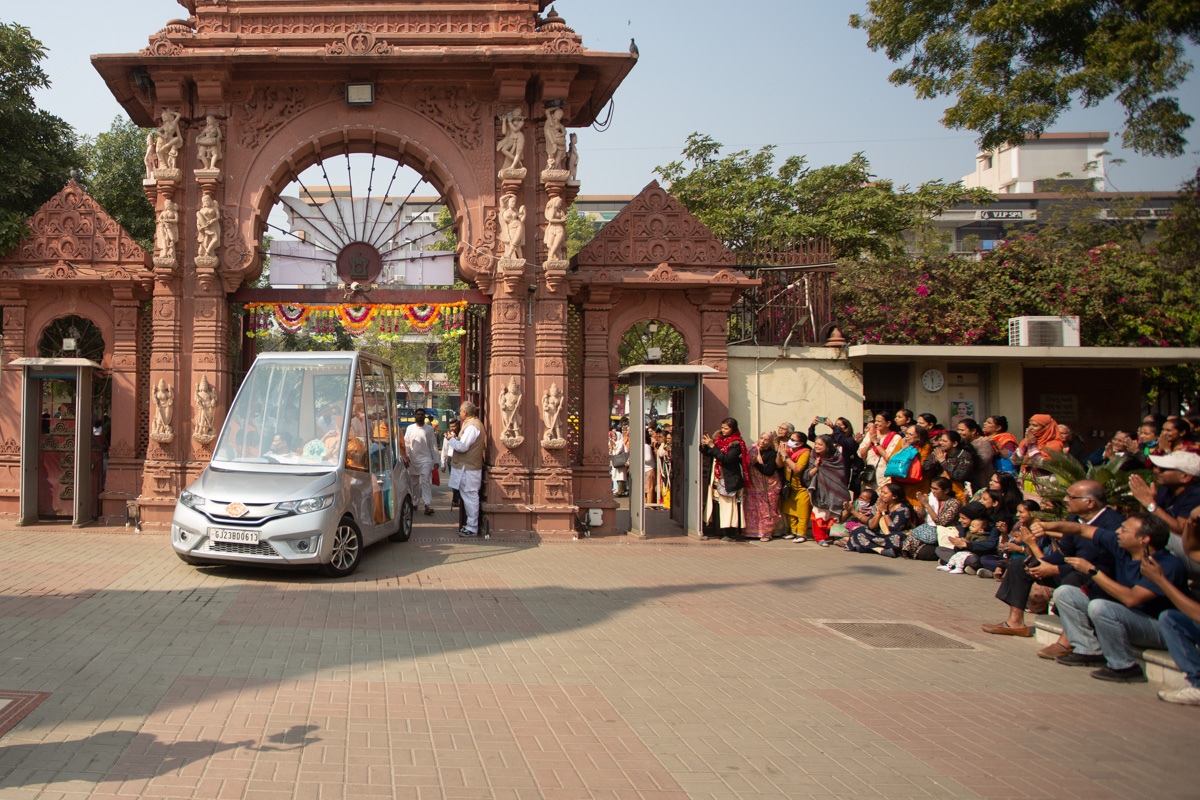 Swamishri arrives at BAPS Shri Swaminarayan Mandir, Ahmedabad, for darshan