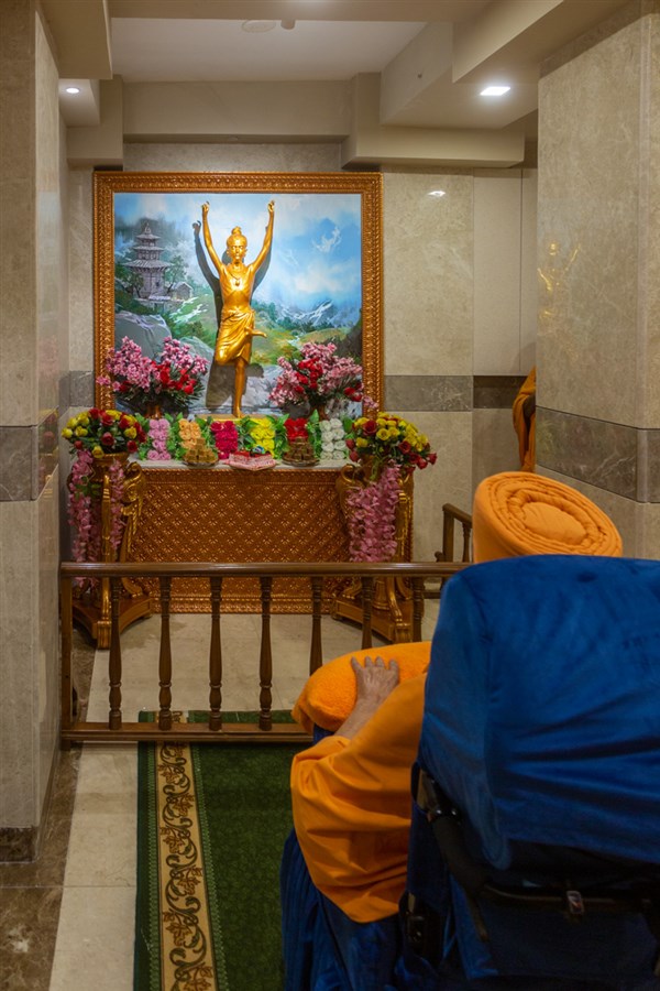 Swamishri engrossed in darshan of Shri Nilkanth Varni in the Abhishek Mandap