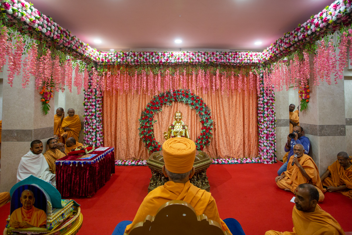 Swamishri during the murti-pratishtha rituals of Bhagwan Swaminarayan