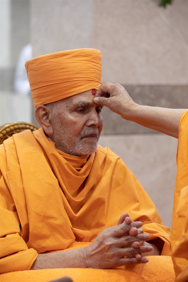 Pujya Ishwarcharan Swami performs pujan of Swamishri