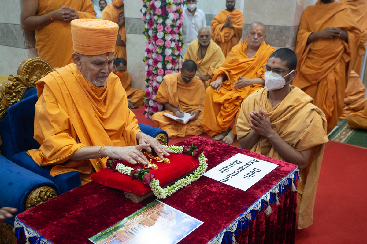 Swamishri performs the murti-pratishtha rituals of the mobile (chal) murtis of Shri Akshar-Purushottam Maharaj to be placed in BAPS Shri Swaminarayan Mandir, Delhi