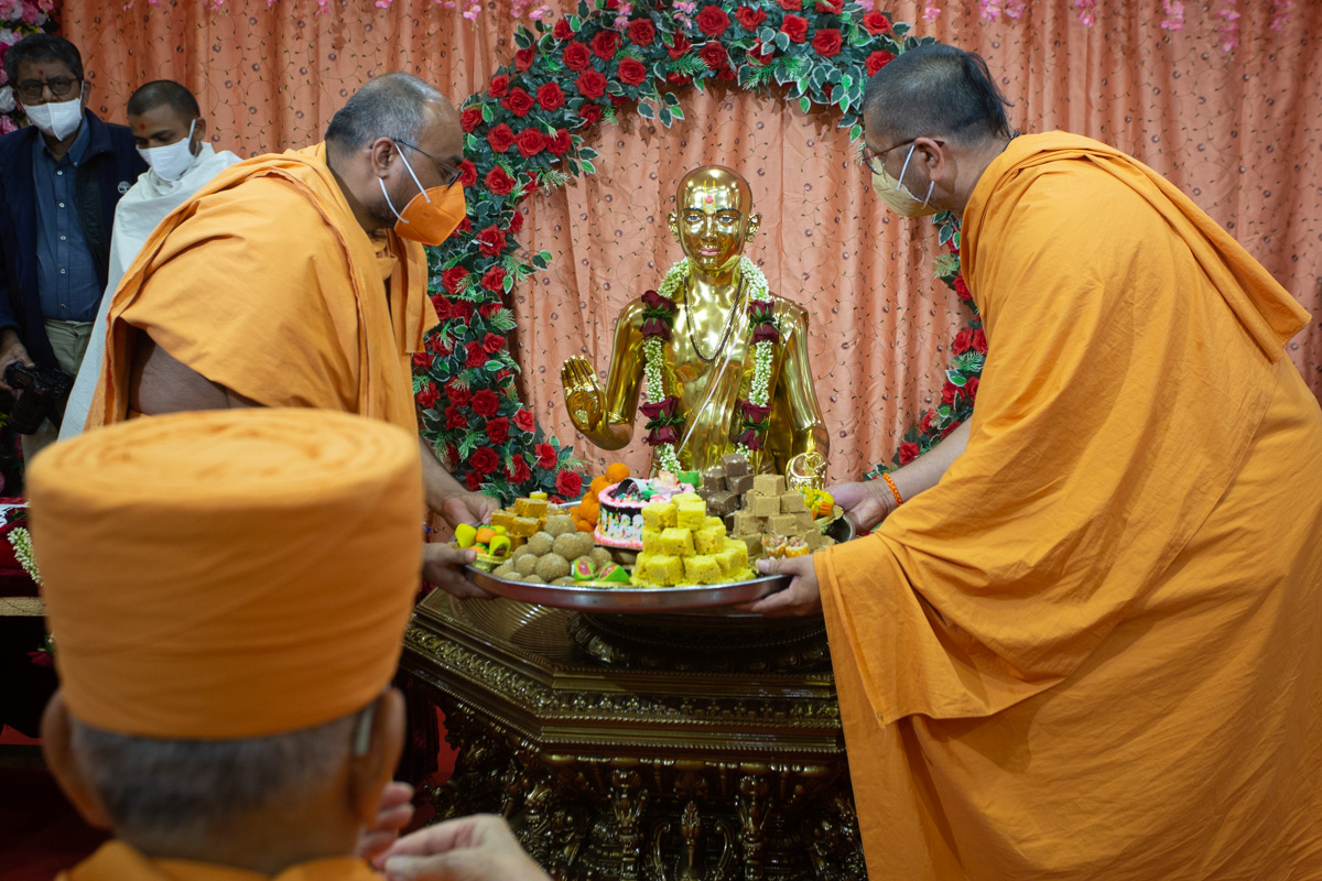 Thal is offered to Bhagwan Swaminarayan
