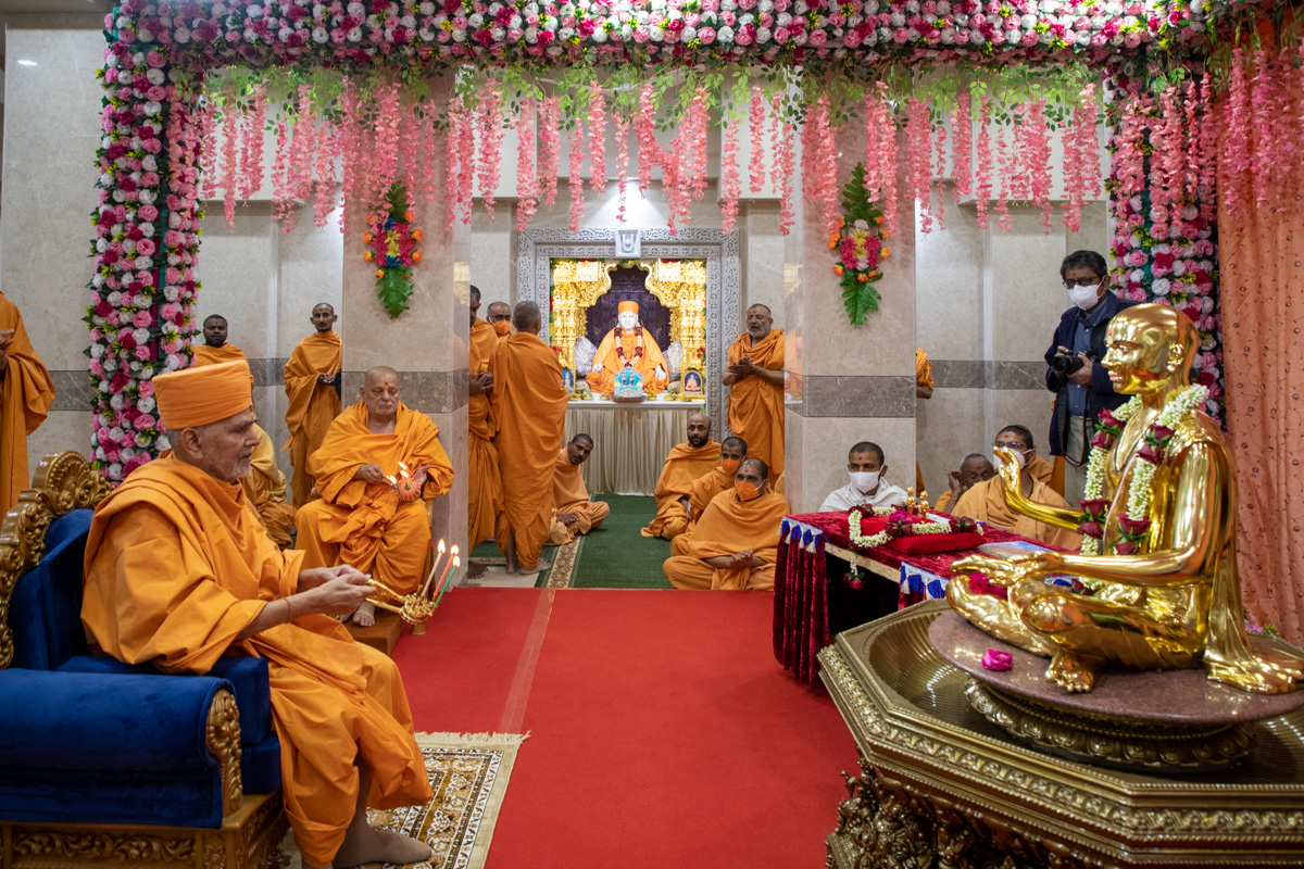 Swamishri and Pujya Ishwarcharan Swami perform the pratishtha arti