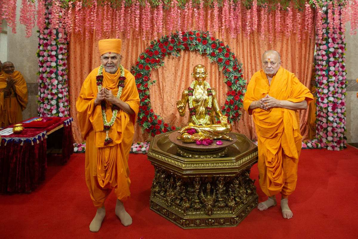 Swamishri and Pujya Ishwarcharan Swami with Bhagwan Swaminarayan