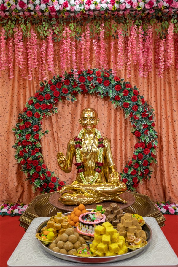 Annakut offered to Bhagwan Swaminarayan