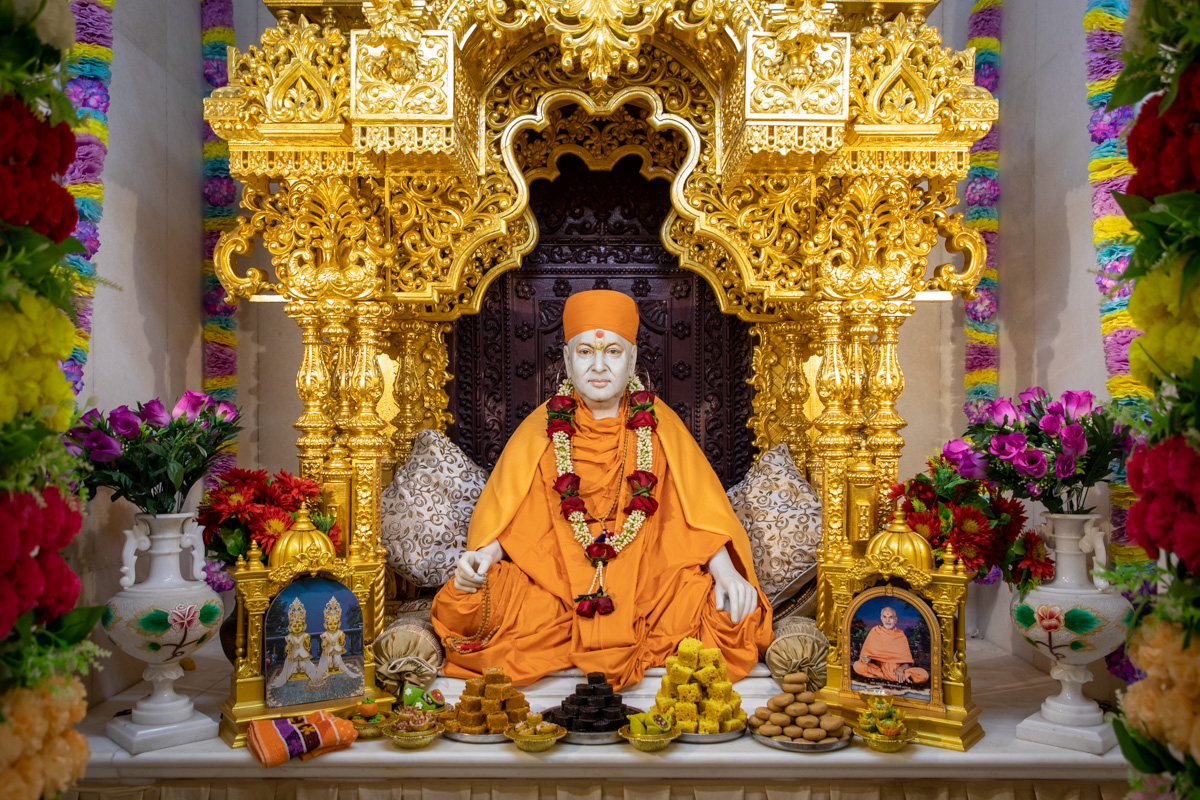 Annakut offered to Brahmaswarup Pramukh Swami Maharaj