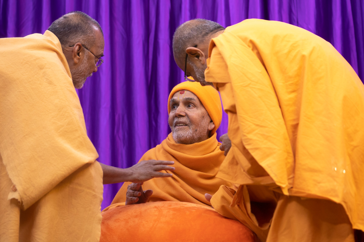 Swamishri in conversation with Narayanmuni Swami and Gnaneshwar Swami