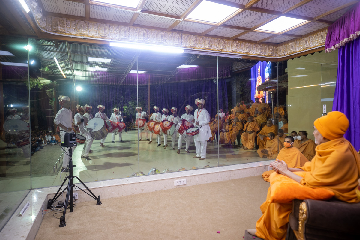 Youths perform before Swamishri