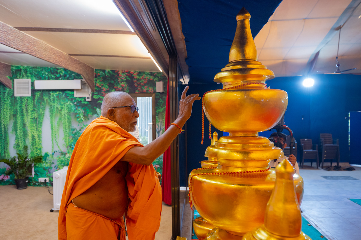 Pujya Kothari Swami performs pujan of kalashes to be placed on Brahmaswarup Pramukh Swami Maharaj's Smruti Mandir, Sarangpur