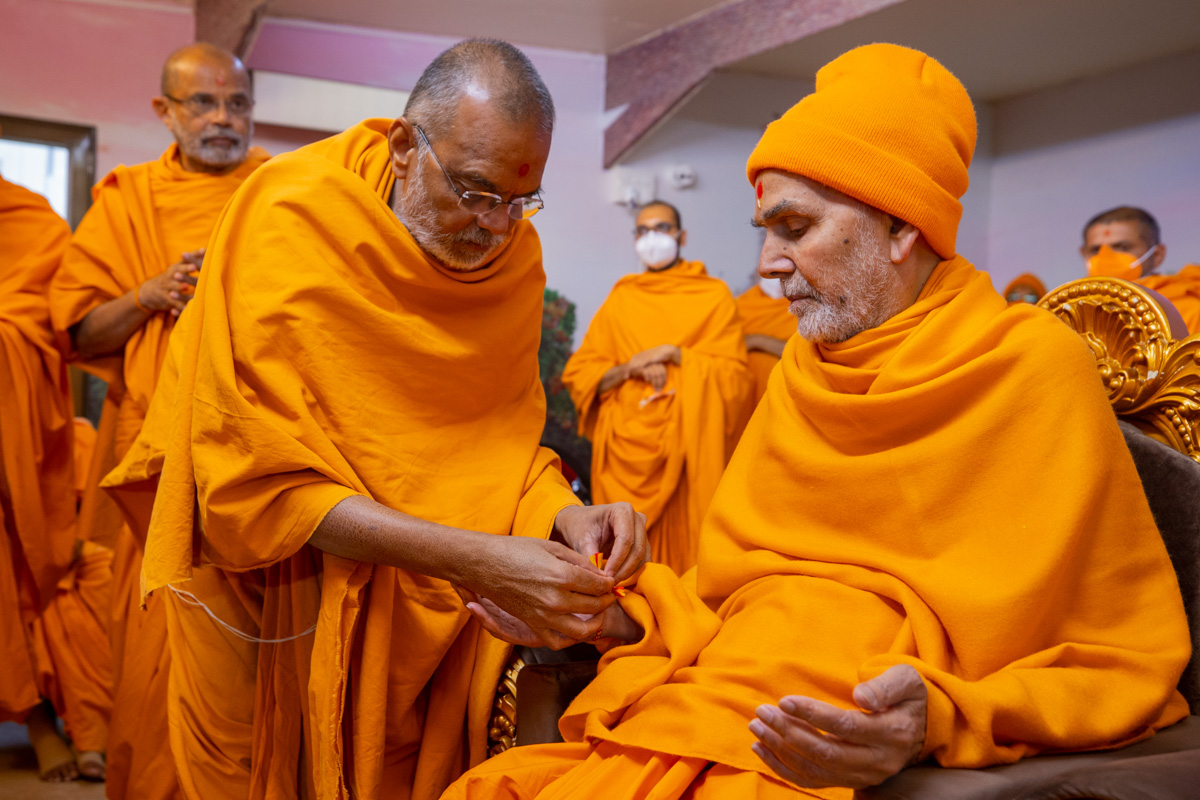 Narayanmuni Swami ties a nadachhadi to Swamishri