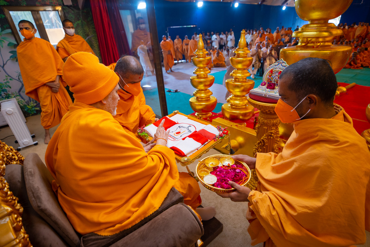 Swamishri performs pujan of the flags