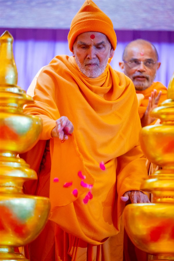 Swamishri sanctifies kalashes and flagstaffs