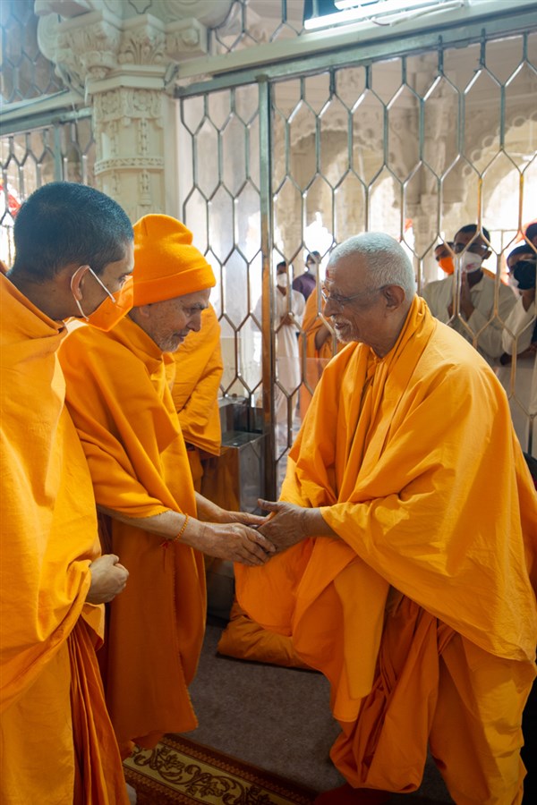 Pujya Doctor Swami greets Swamishri