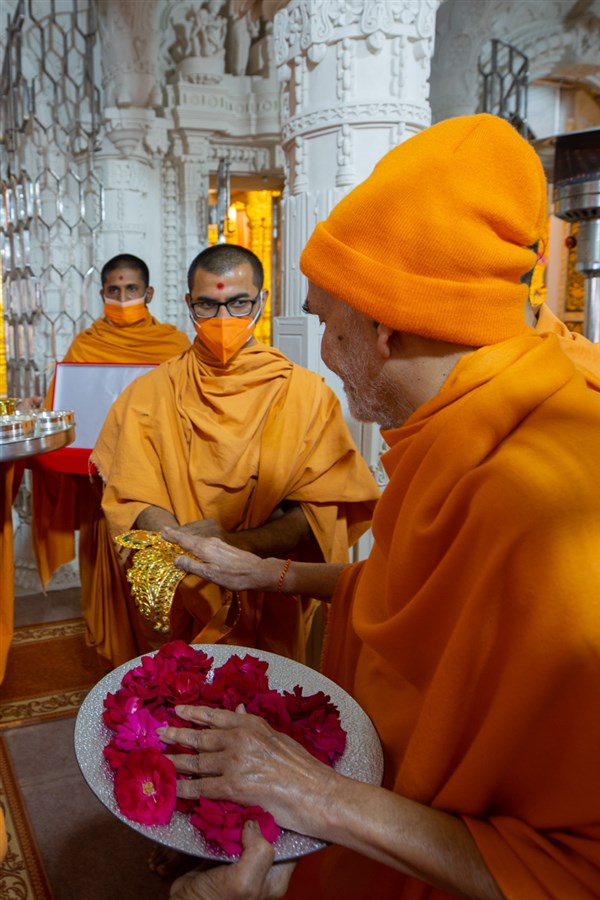Swamishri sanctifies a mughat