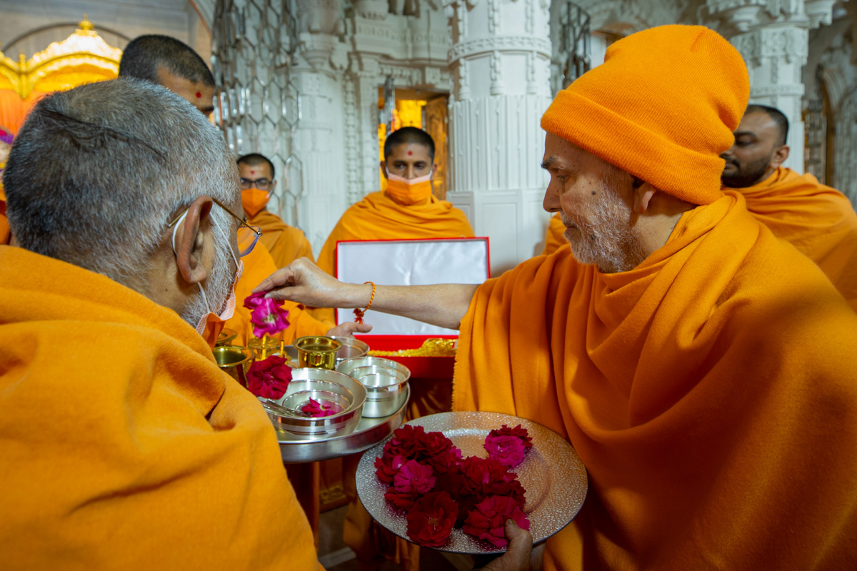 Swamishri sanctifies utensils