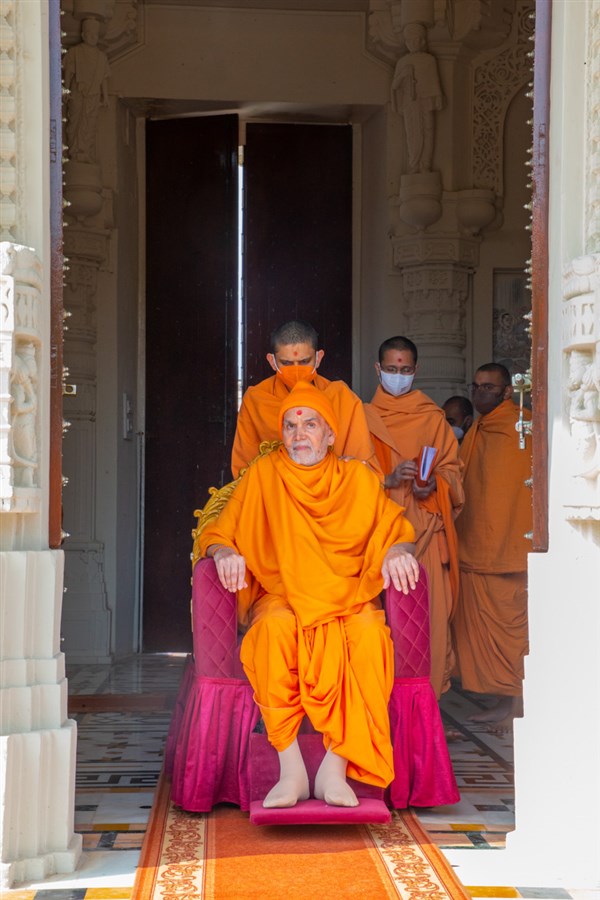 Swamishri after the darshan
