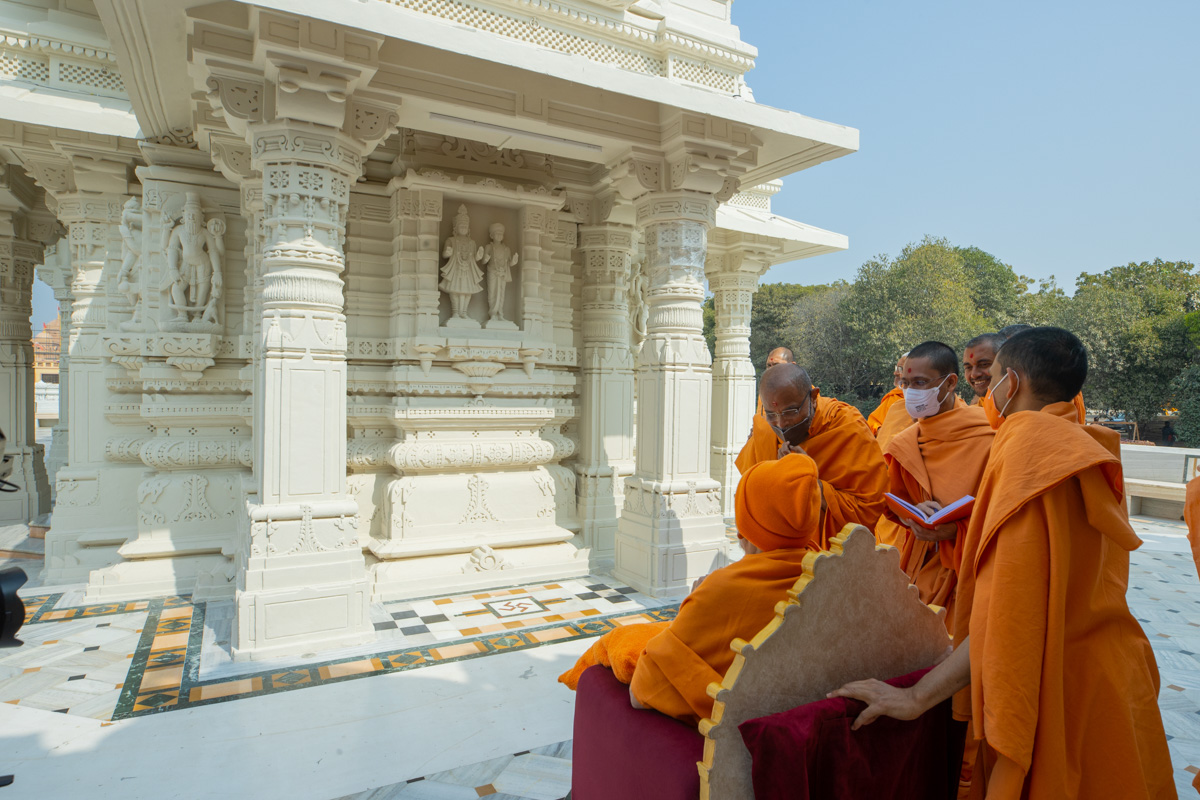 Swamishri observes the mandir carvings
