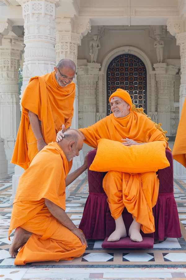 Swamishri blesses Shrijiswarup Swami