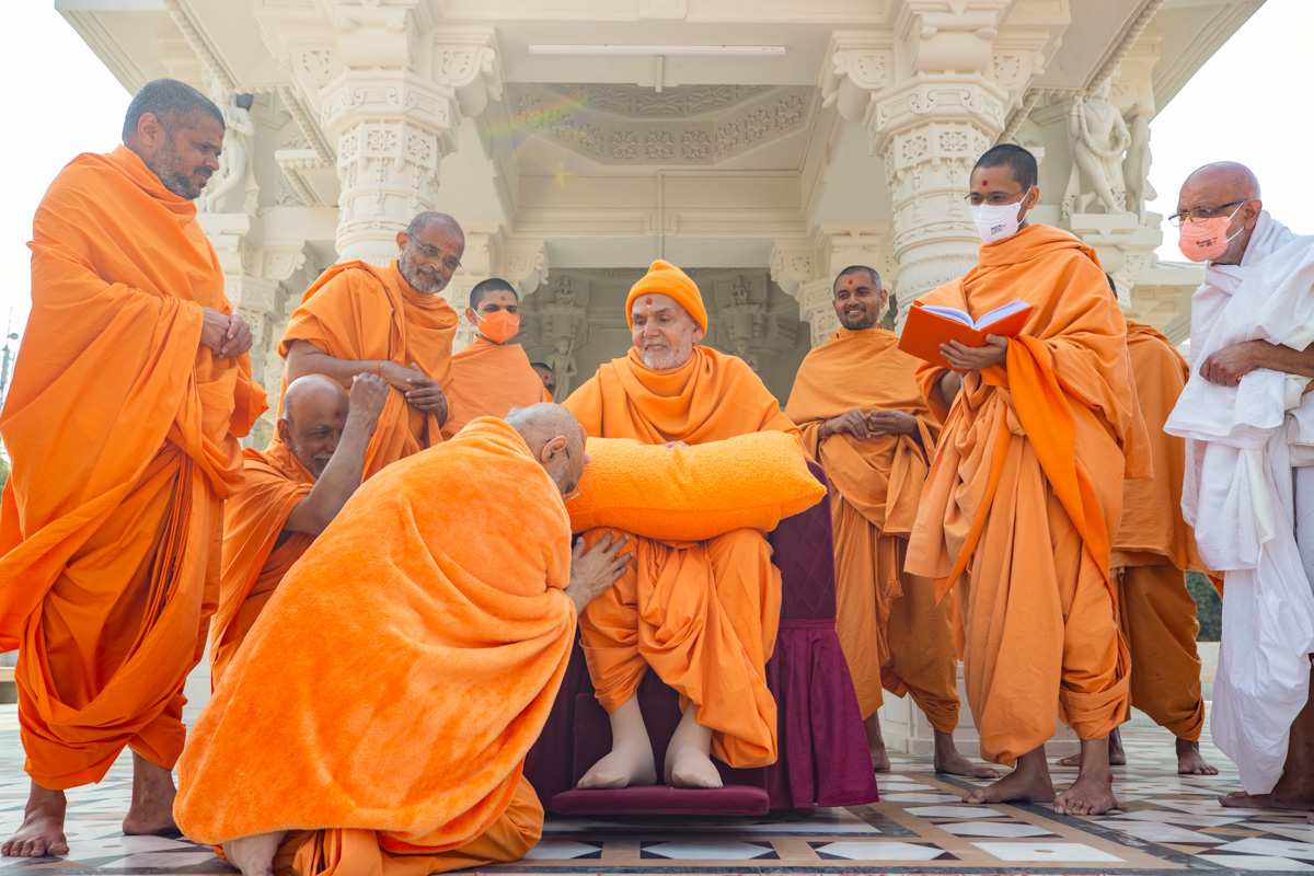 Swamishri blesses Bhaktinandan Swami