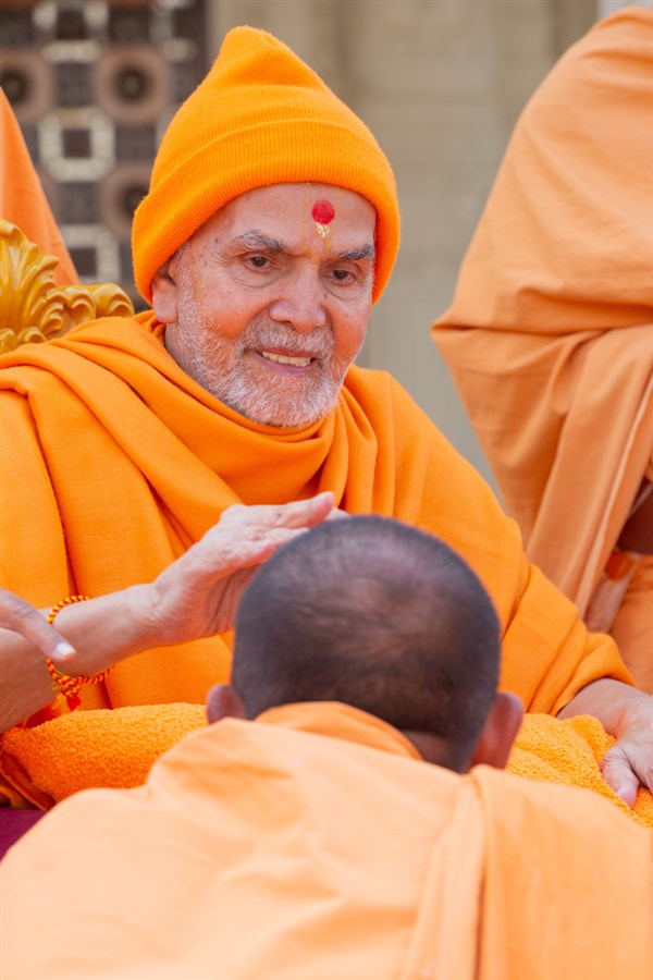 Swamishri blesses a sadhu