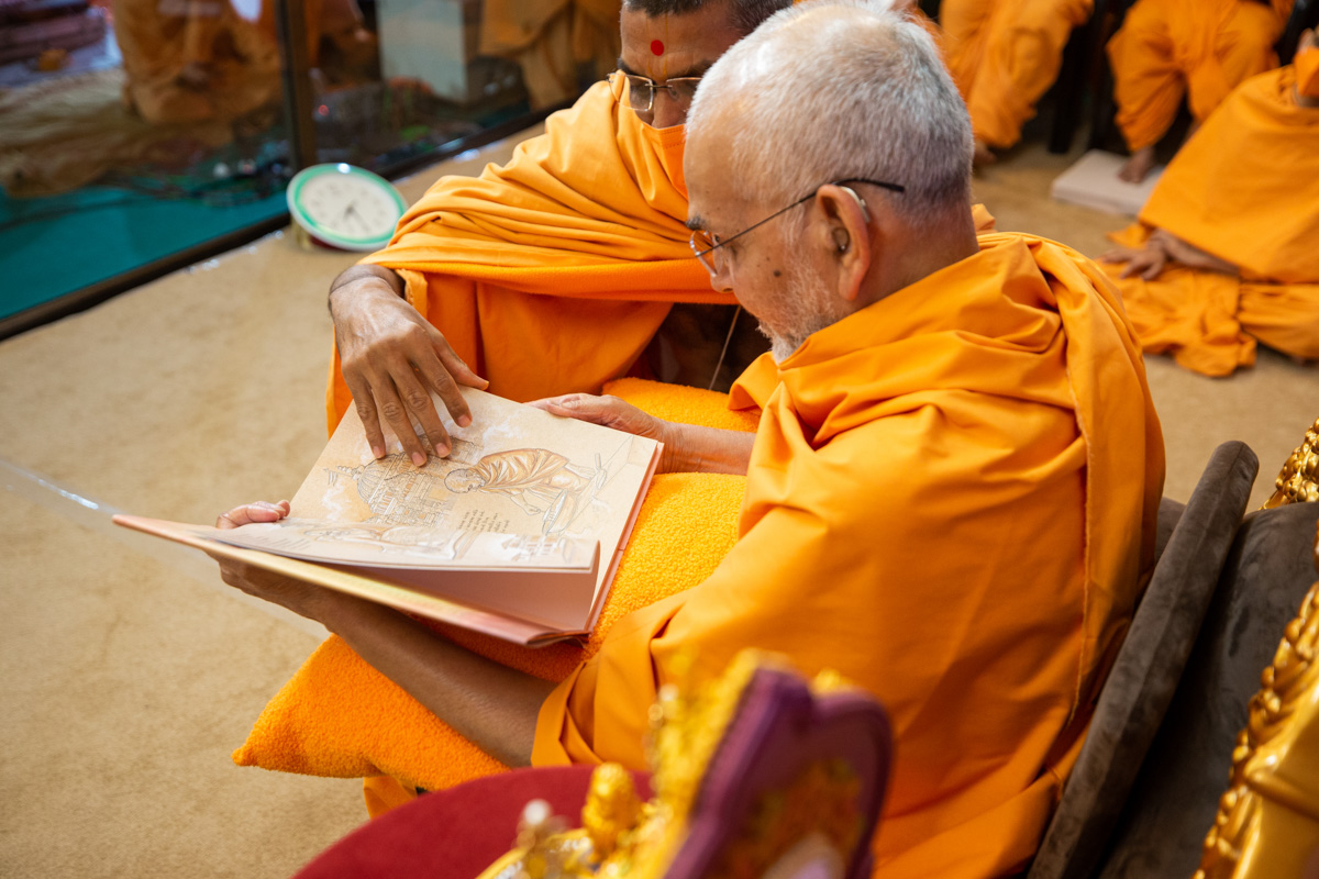 Swamishri inaugurates a print publication 'Sarangpurma Vhalo Pragat Biraje'