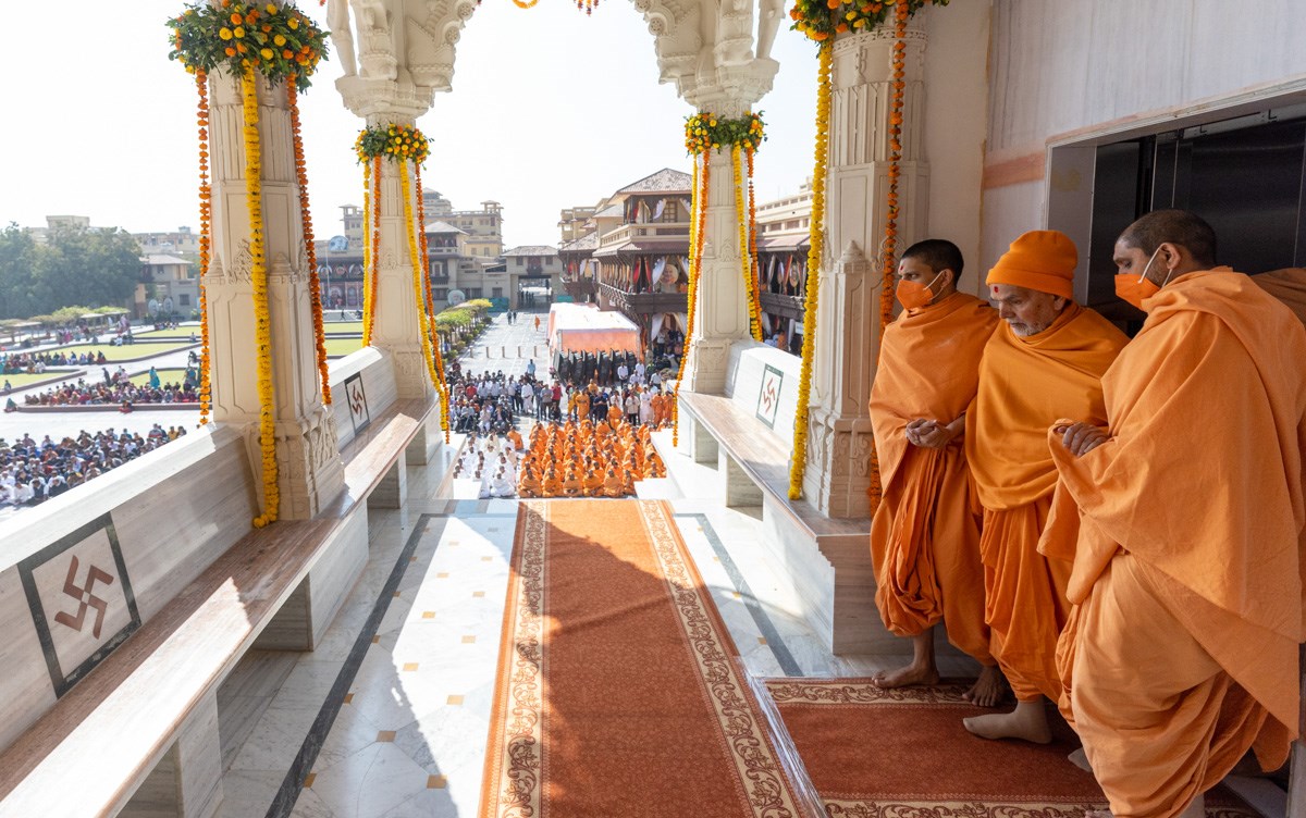 Swamishri arrives for for Thakorji's darshan