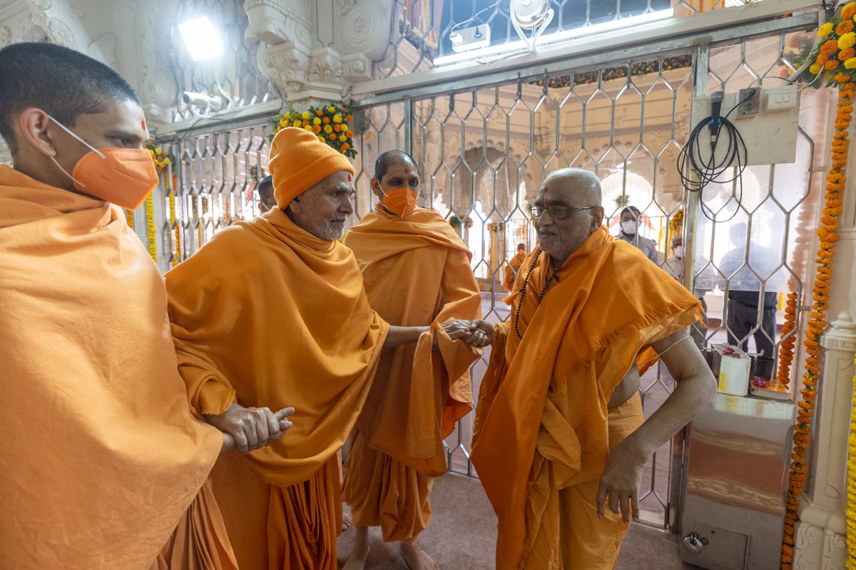 Swamishri blesses Shrihari Swami