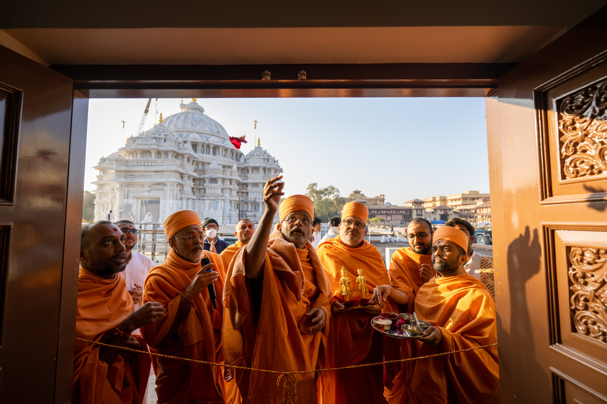Gnaneshwar Swami performs the inauguration rituals of the Pramukh Darshan Pujan Mandapam