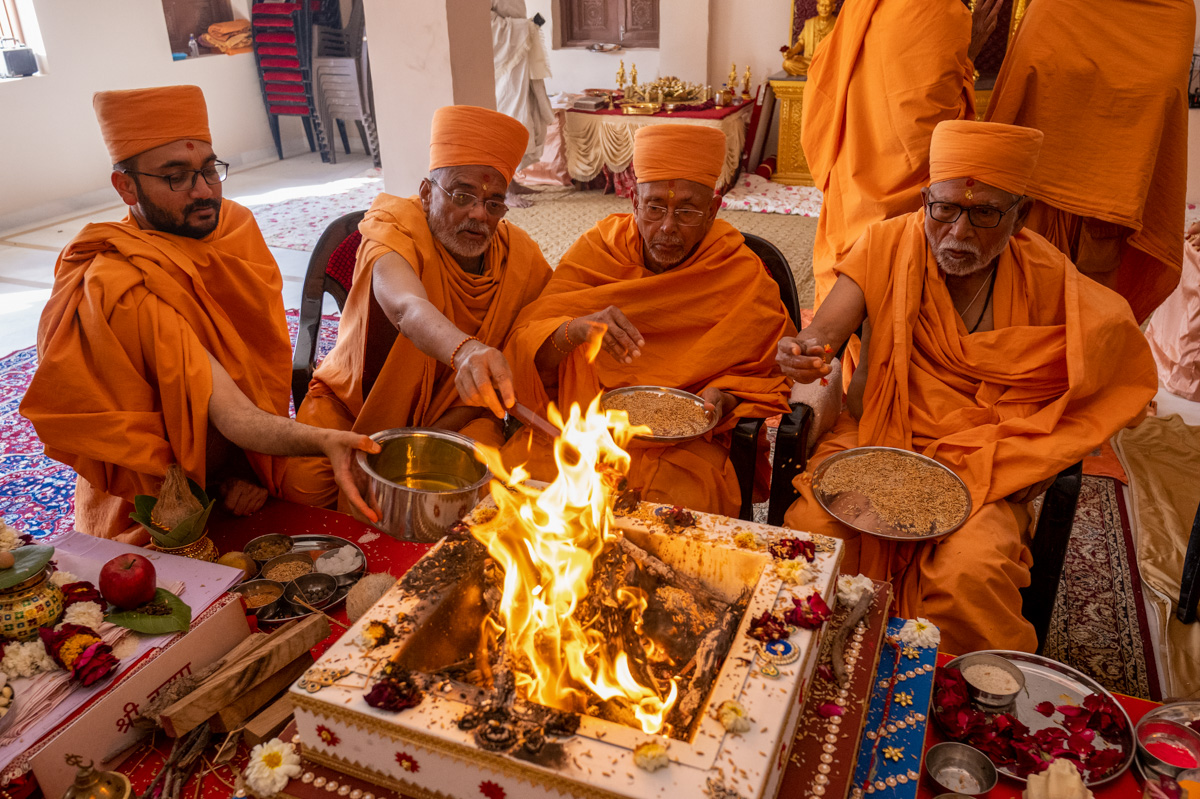 Pujya Bhaktipriya Swami (Kothari Swami), Pujya Tyagvallabh Swami and Narayanmuni Swami perform the yagna rituals