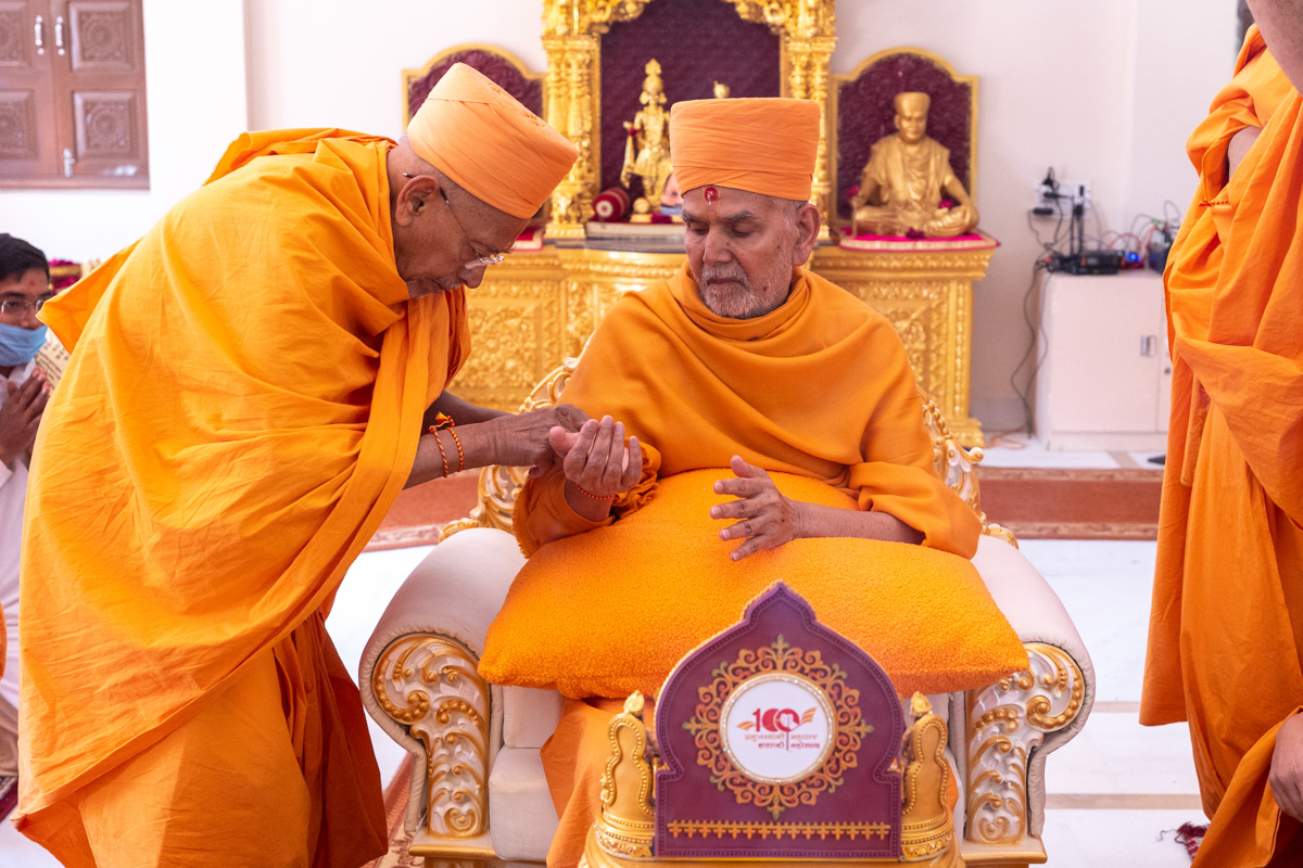 Pujya Tyagvallabh Swami ties a nadachhadi to Swamishri