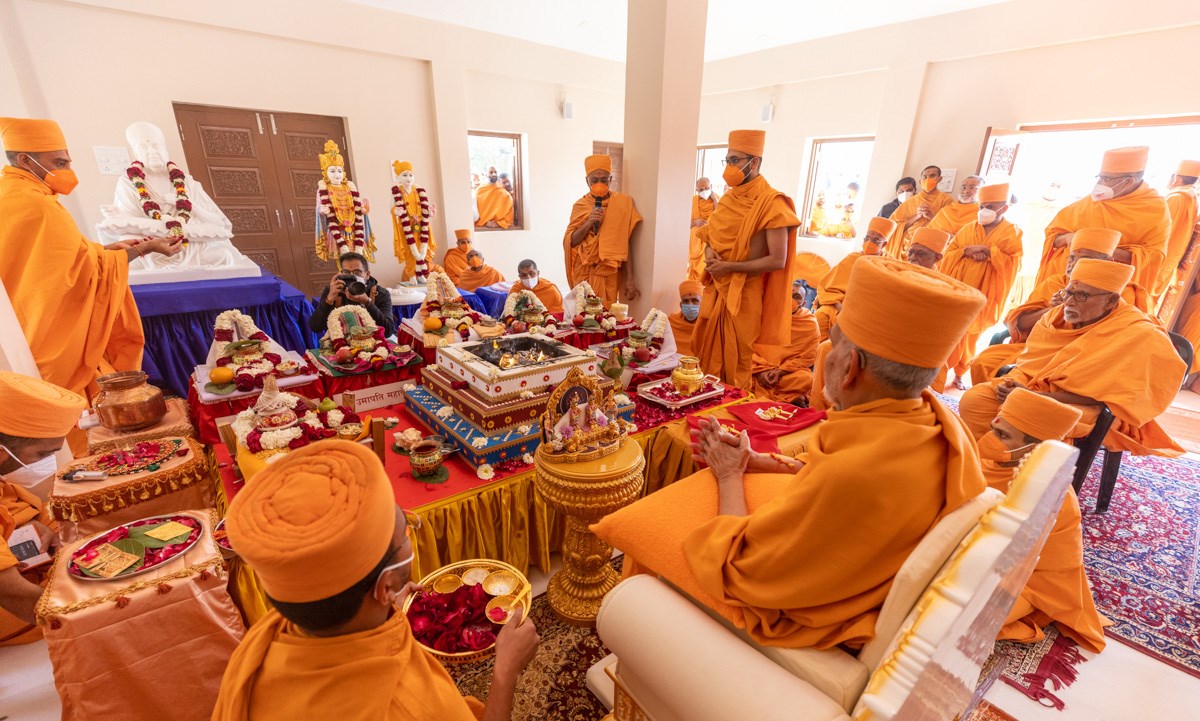 Swamishri and senior sadhus during the yagna rituals