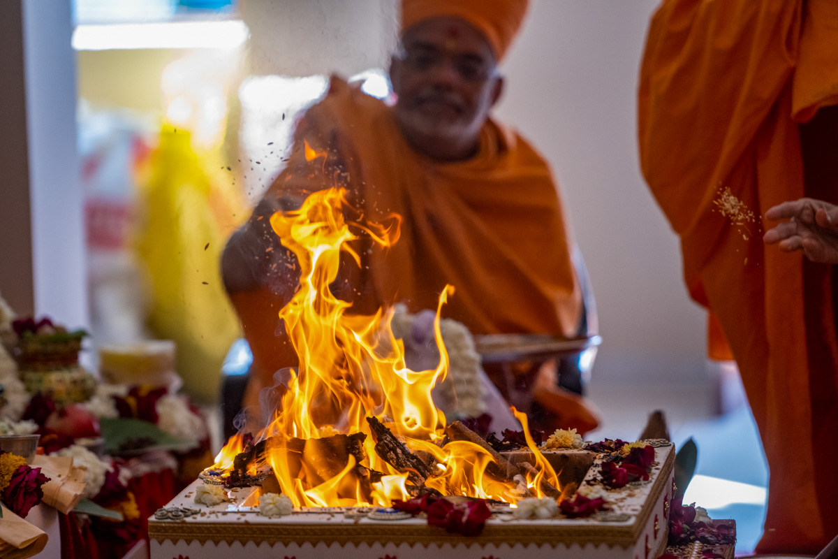 Narayanmuni Swami performs the yagna rituals