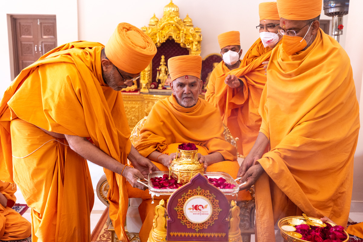 Swamishri performs pujan of a kalash