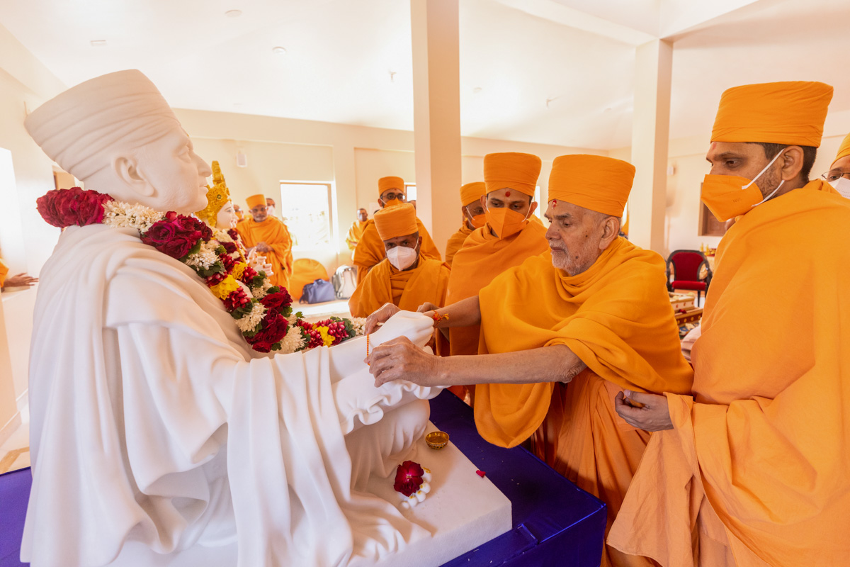 Swamishri ties a nadachhadi to Brahmaswarup Pramukh Swami Maharaj