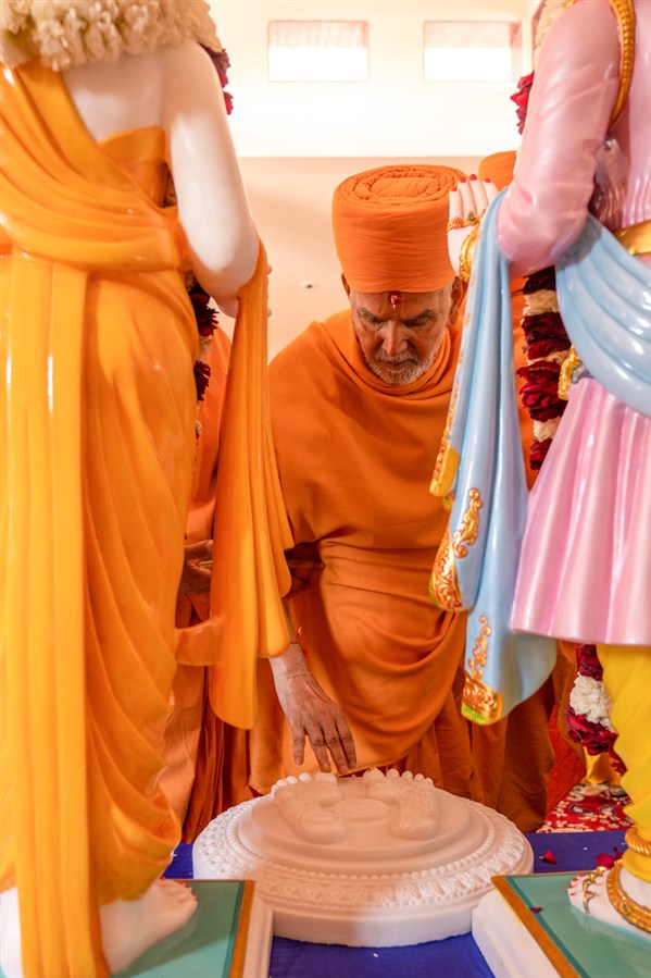 Swamishri performs pujan of the holy charanarvind of Bhagwan Swaminarayan