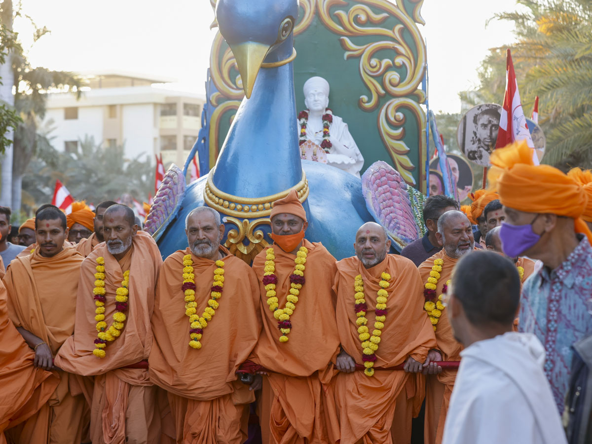 Sadhus pull the chariot carrying the murti of Brahmaswarup Pramukh Swami Maharaj