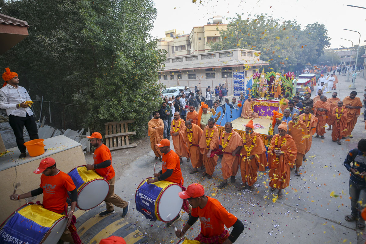 Sadhus pull the chariot carrying the murtis of Bhagwan Swaminarayan and Aksharbrahma Gunatitanand Swami