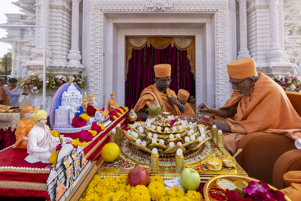 Pujya Kothari Swami performs the mahapuja rituals