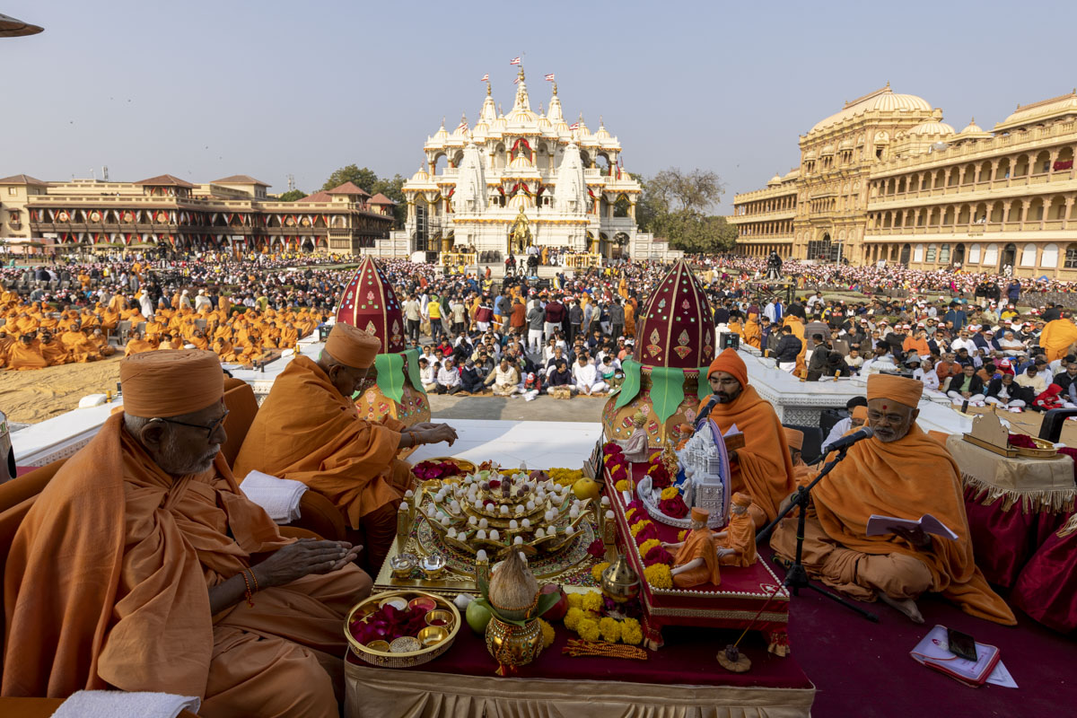 Pujya Kothari Swami and Pujya Tyagvallabh Swami perform the mahapuja rituals