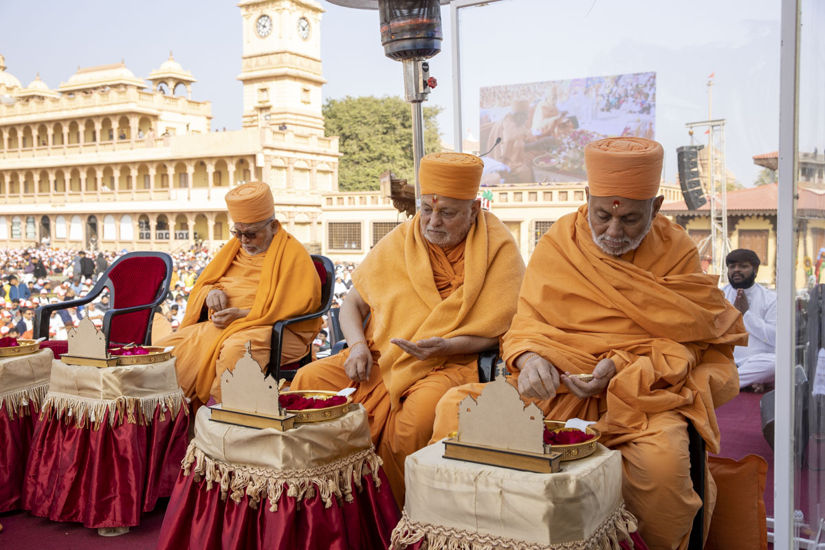 Pujya Ghanshyamcharan Swami, Pujya Ishwarcharan Swami and Pujya Viveksagar Swami perform the mahapuja rituals