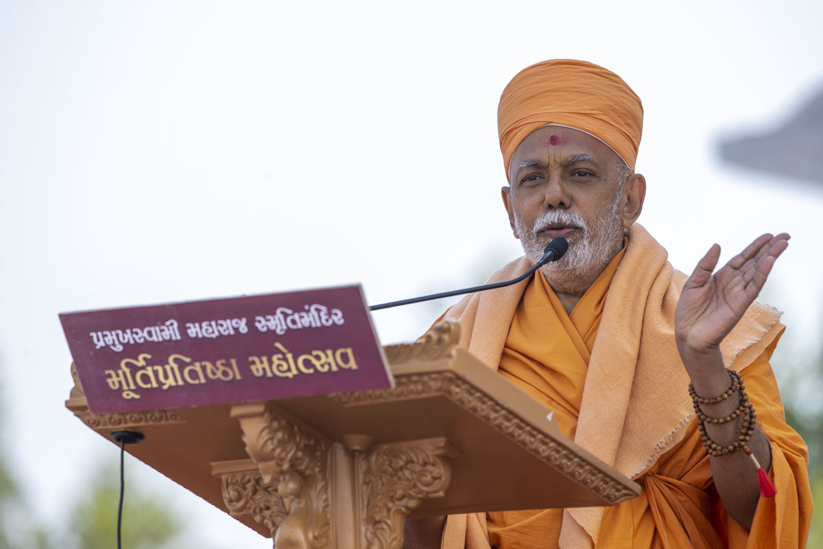 Shrijiswarup Swami addresses the assembly