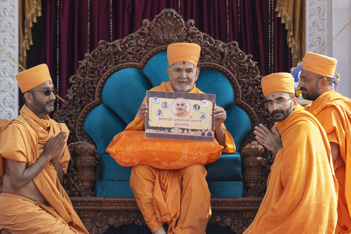 Swamishri inaugurates an audio publication, 'Brahmaswarup Pramukh Swami Maharaj Jivangatha'