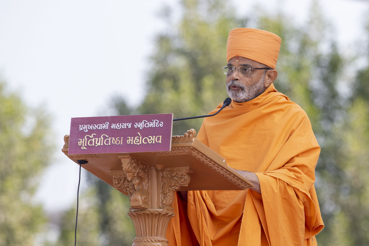 Gnaneshwar Swami addresses the assembly