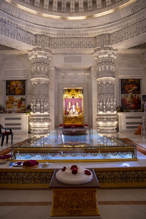 Interior of the Pramukh Swami Maharaj Smruti Mandir
