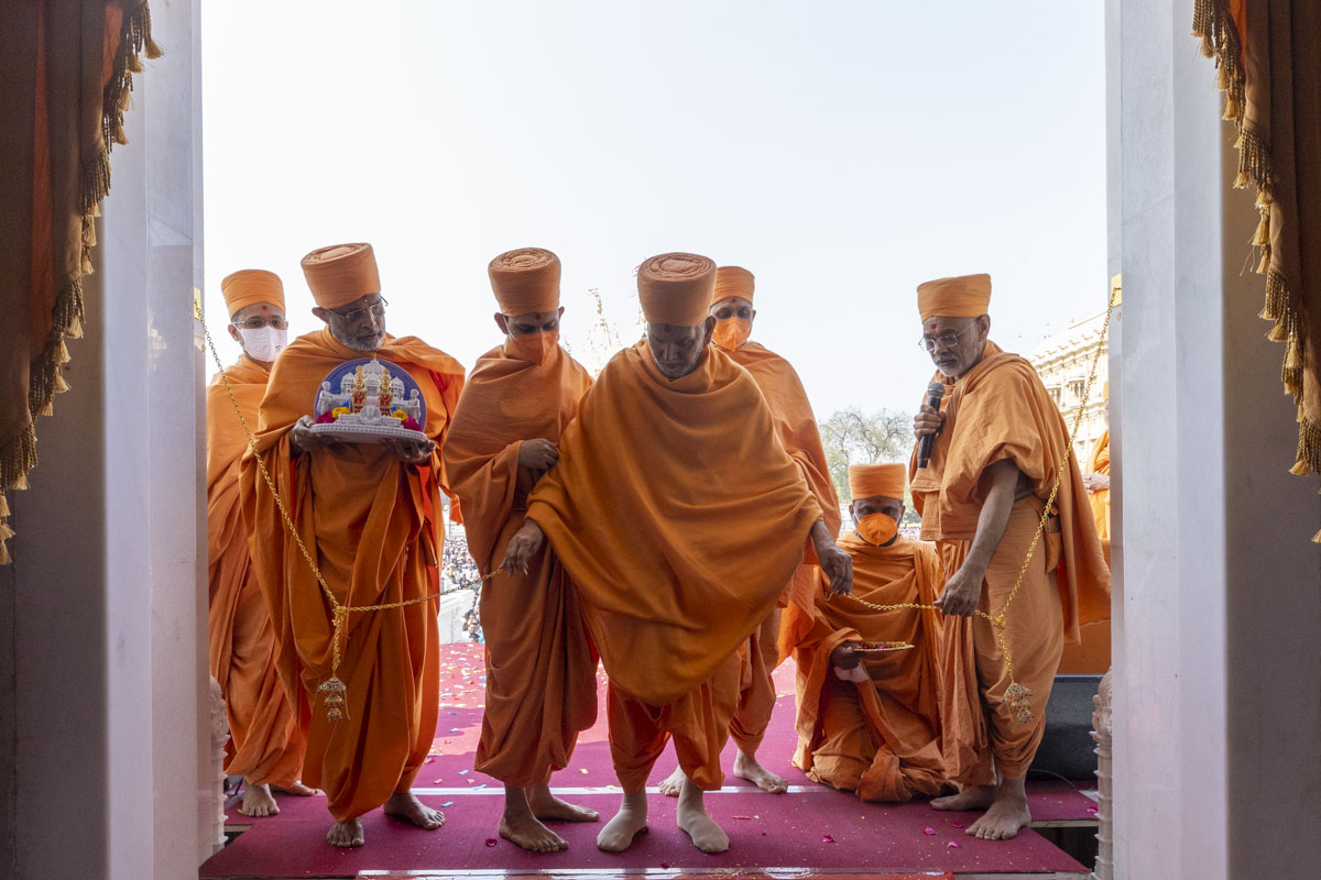 Swamishri inaugurates the Pramukh Swami Maharaj Smruti Mandir