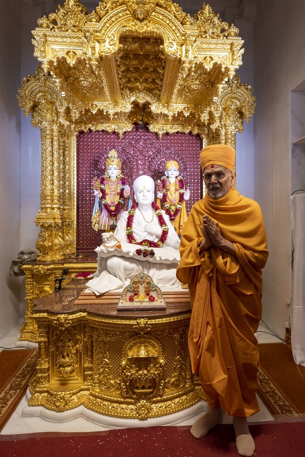 Swamishri with Shri Akshar-Purushottam Maharaj and Brahmaswarup Pramukh Swami Maharaj