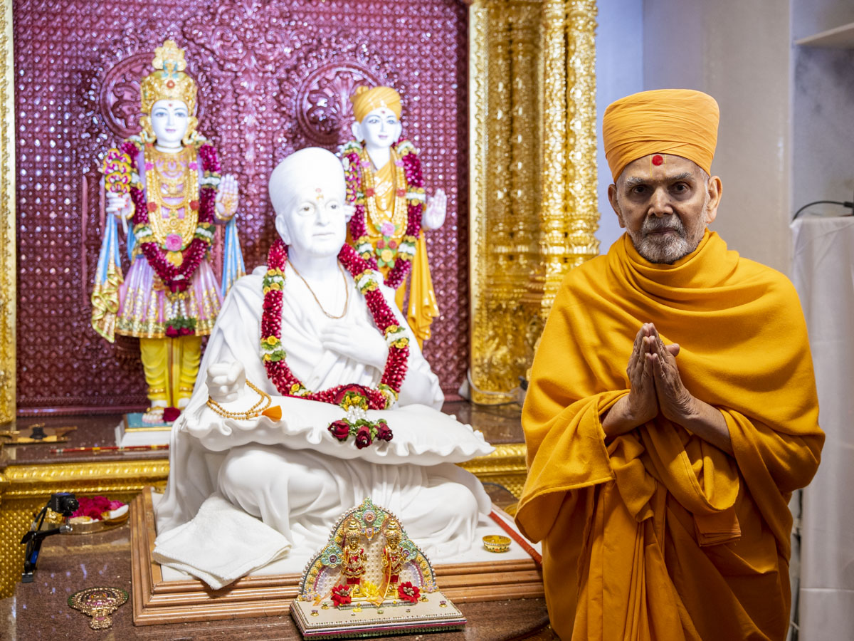 Swamishri with Shri Akshar-Purushottam Maharaj and Brahmaswarup Pramukh Swami Maharaj