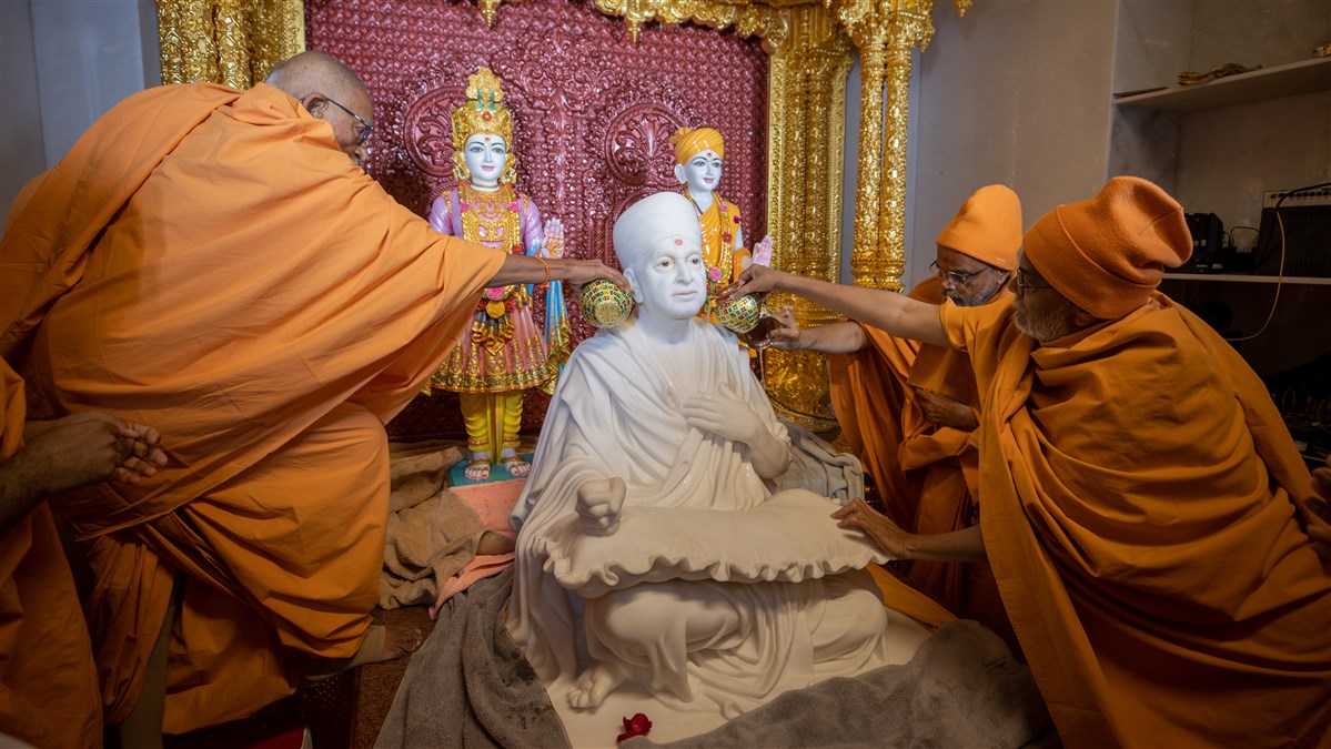Pujya Bhaktipriya Swami (Kothari Swami) and sadhus perform abhishek of Brahmaswarup Pramukh Swami Maharaj