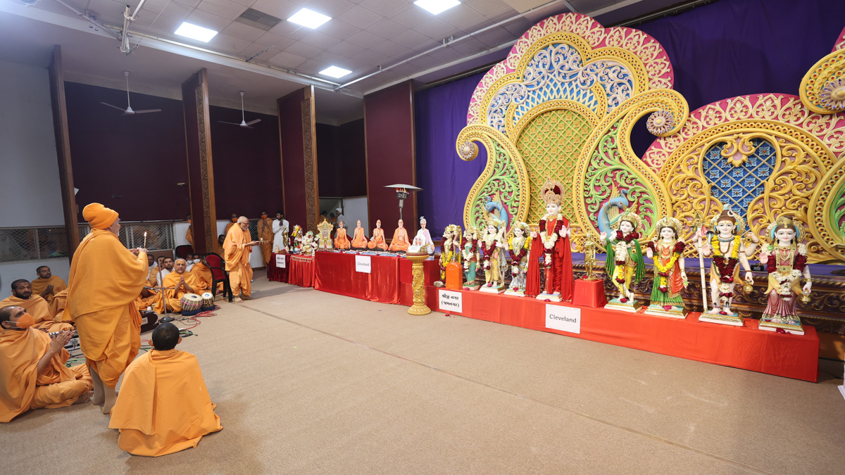 Swamishri and Pujya Kothari Swami perform the pratishtha arti